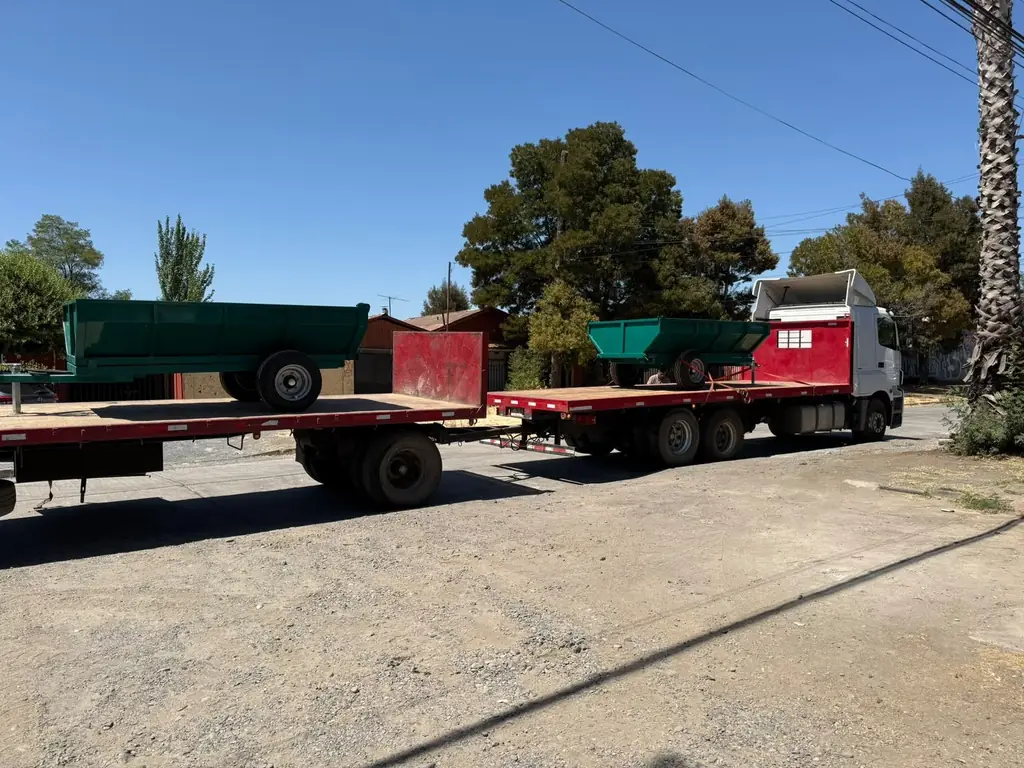 Carros agrícolas Agromecánica despachados en camión desde el taller de Curicó