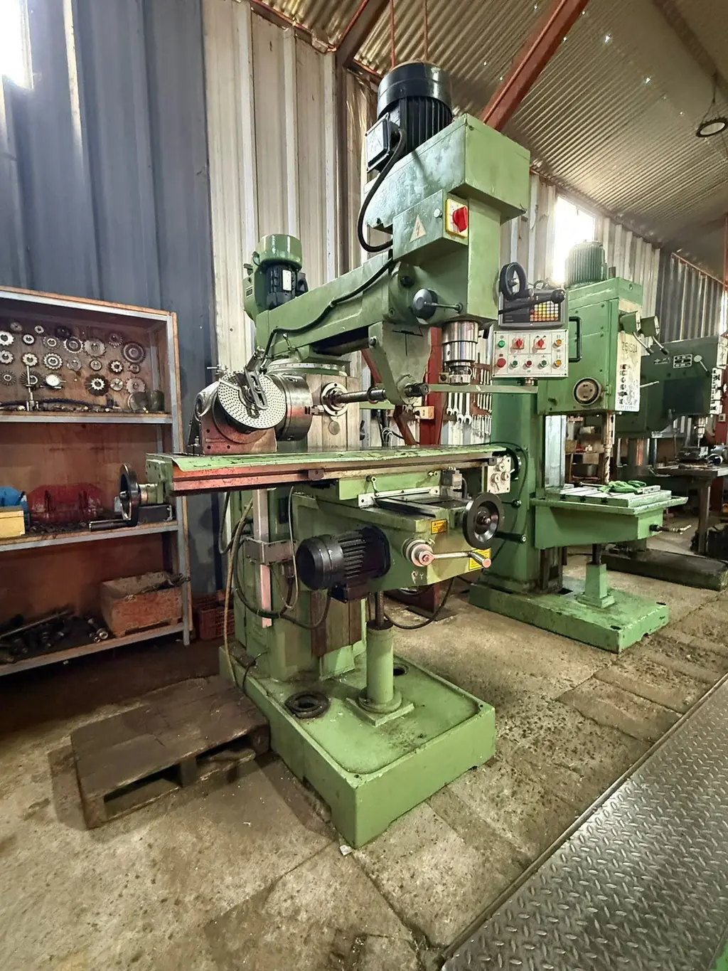 Fresa de torreta para fabricación de engranajes en plástico