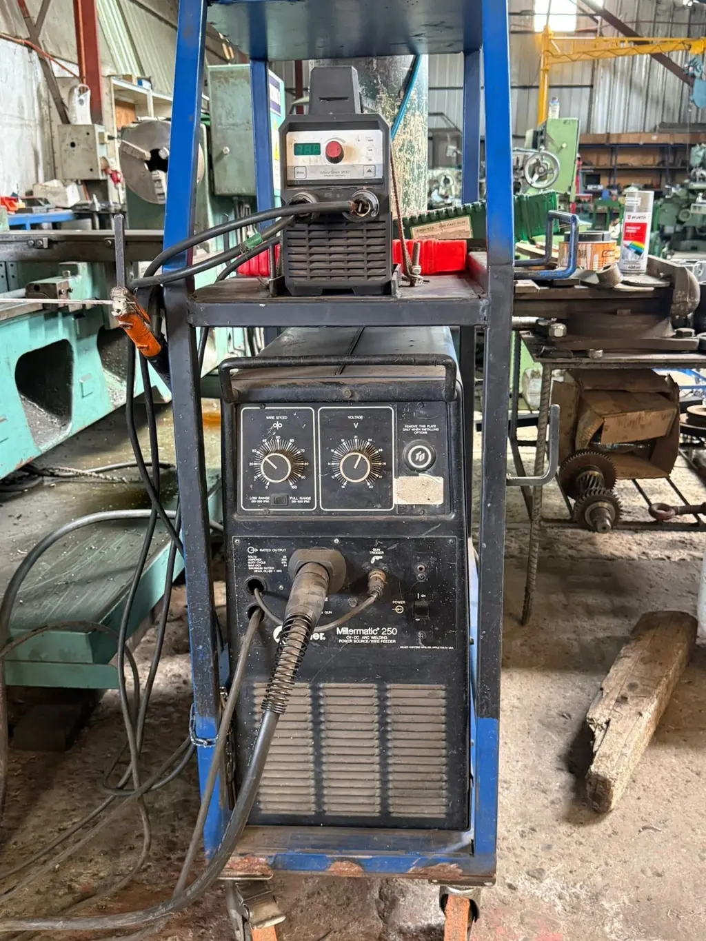 Equipos de soldadura MIG y TIG del taller de Agromecánica