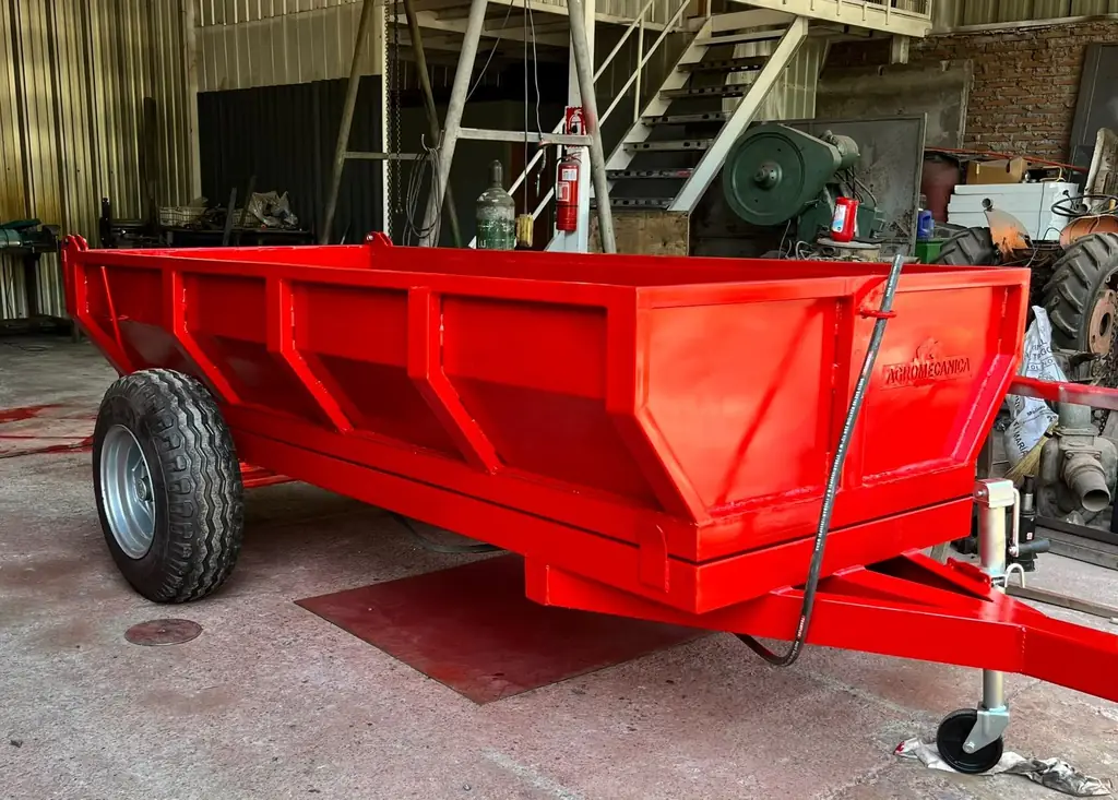 Carro tolva multipropósito de 3 m³ fabricado por Agromecánica, con el sello de la marca en el costado