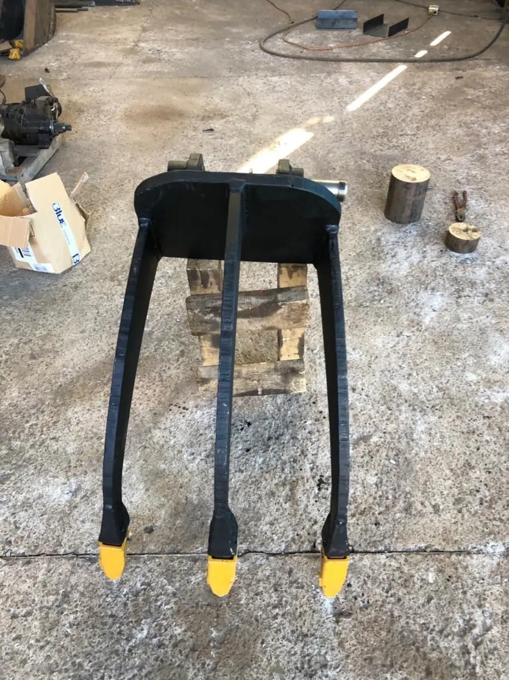 Escarificador de tres puntas fabricado en el taller